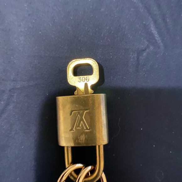 LV padlock with key on a 16” chain #306 - Picture 2 of 2